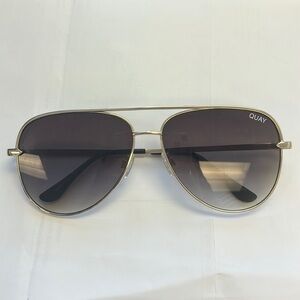 Barely used Quay aviator glasses